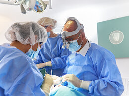 Durchfhrung einer Zahnimplantolgie in Hamburg vom Experten Dr. Ghaussy